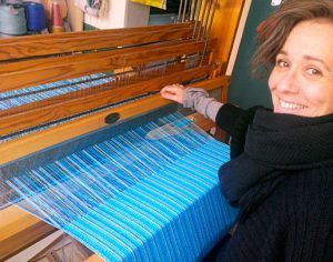 Alicia Valle en el telar